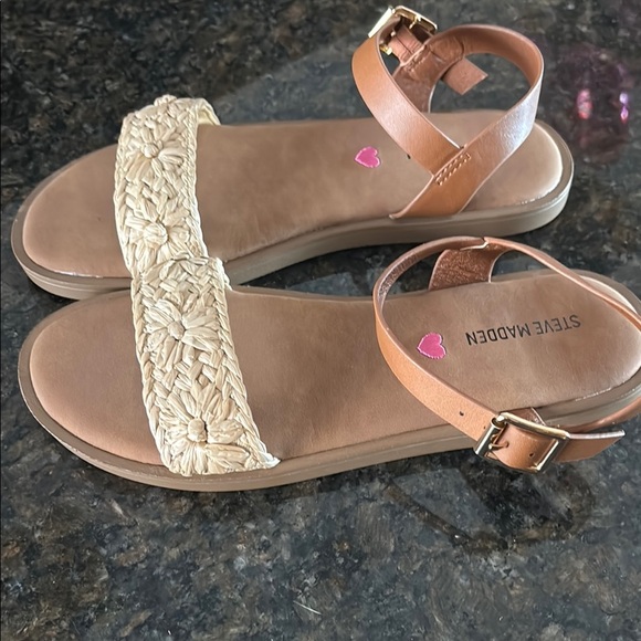 New Girls Steve Madden Tan and Cream Sandals 4 - Picture 2 of 3
